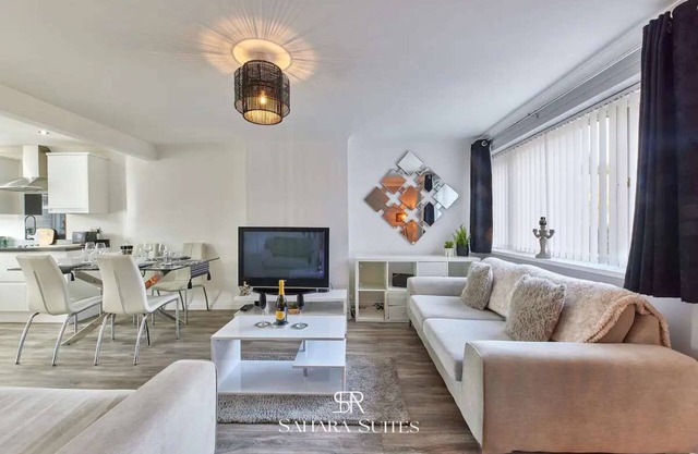 Monthly Stay | Stylish 3BR | City Centre | Parking