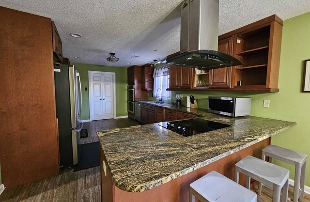 MONTHLY STAYS-6 BR with Pool Southern Luxury- 7 Sleeping Areas Over 3,000 Sq Ft