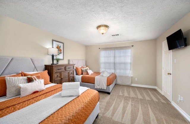 Montrose 2-Unit Retreat 4BR Sleeps 20 Near DT