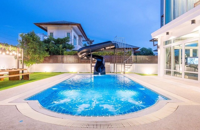 Moon Shade Pool Villa Pattaya. 5 Bed, 4.5 Bath, Slider, Pool, Outdoor BBQ.