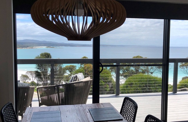 MOONRISE BINALONG BAY Stunning views