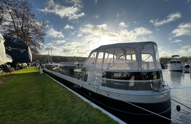 MoonRooms - Luxury residential boat in Berlin with roof terrace and lake view