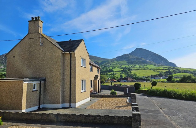 MOR A MYNYDD, pet friendly, character holiday cottage in Trefor