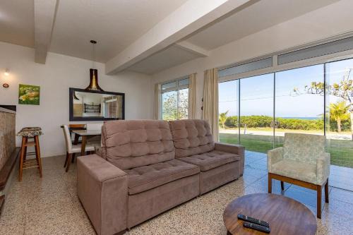 Morada de 4 Ilhas – Sobrado 03: Linda Casa Germinada a Poucos Passos da Areia da Praia de Quatro Ilhas, para até 10 Pessoas.