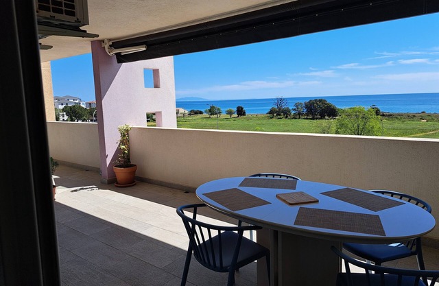 Moriani Plage Splendide vue mer bel Appartement à 150 m de la Plage de Padulella