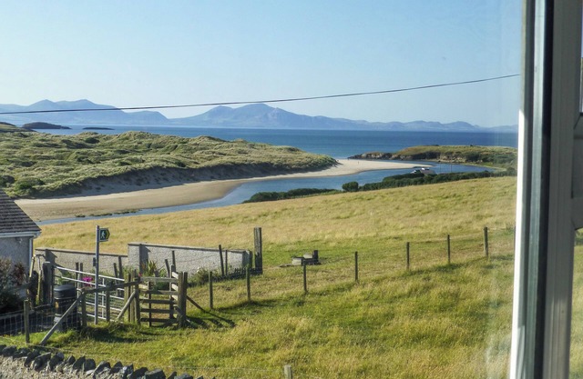 MORLAIS (VOICE OF THE SEA), pet friendly, with a garden in Aberffraw