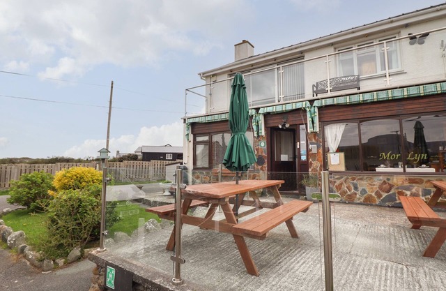 MORLYN GUEST HOUSE APARTMENT, pet friendly in Harlech