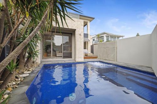 Mornington Beachfront Bliss - Pool, Spa & Rooftop Sunsets