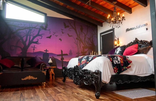 Morticia & Gomez Treehouse. Hot tub. Riverfront.