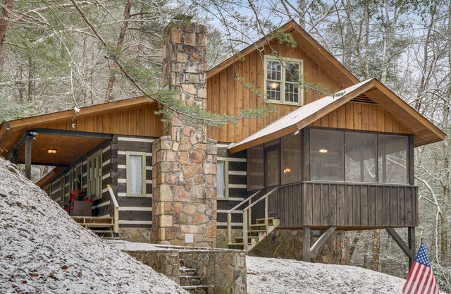 Mossie Oak Cabin, Comfortable & Secluded, WIFI, Hot Tub, Free Dollywood Ticket