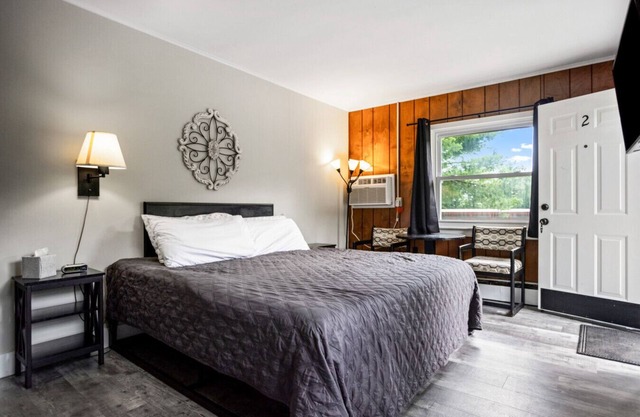 Motel King Suite | Ground Floor | 2 mi to Canyon