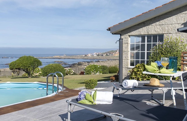 Mougás House (258), facing the sea in Baiona