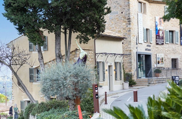 Mougins Collection - House in the heart of the Old Village, view of the Southern Alps