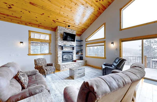 Mountain cabin with game room, hot tub, deck, fireplace, grill, & AC