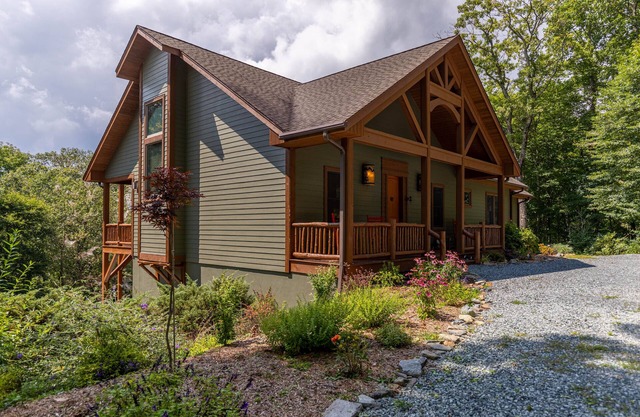 Mountain Camp-3 miles to main street Blowing Rock! Hot tub, game room, private hiking trails