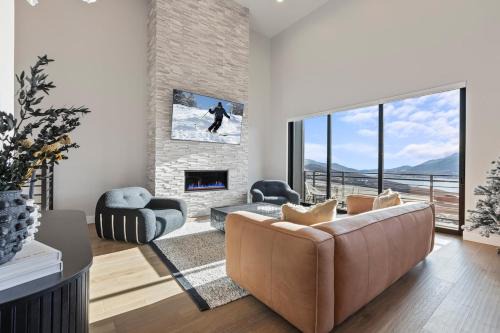 Mountain House PC, Snowy Lake Views Private Hot Tub, New Build, Jordanelle Lake!