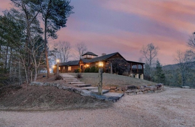 Mountain Top Lodge with Incredible Views
