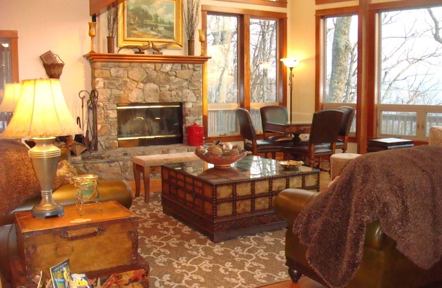 Mountain-Top Retreat w/3 Master BR,Expansive Desks and Panoramic Window Views