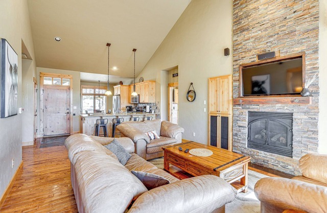 Mountain-View Cabin Near Trails in Powell Butte!