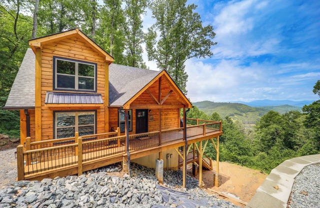 Mountain-View Fleetwood Retreat w/Deck & Grill
