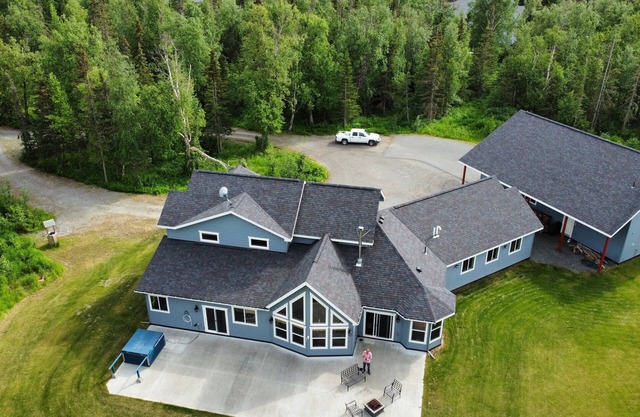 Mountain-View Retreat: Pond, Kayaks, Fire Pit, Hot Tub – Palmer, Alaska