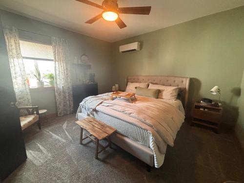 Mountain View Room wPrivate Bath close to downtown