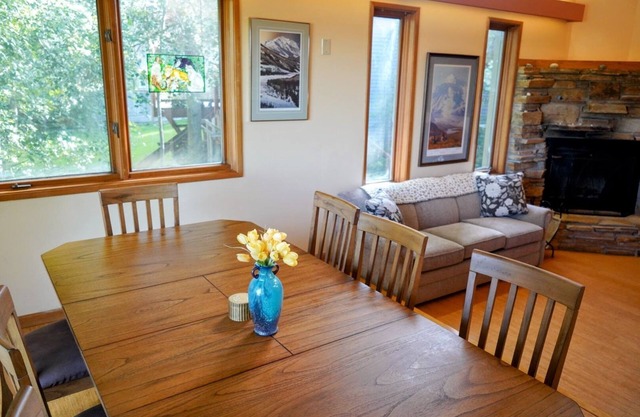 Mountain views, close to airport, restaurants and shopping w/onsite laundry!