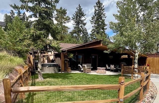Mountain Views-HotTub -Cozy Fireplace