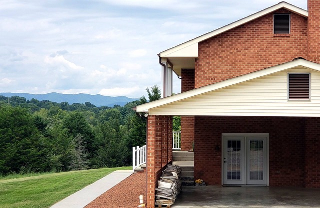 Mountain views on 7 acre lot, nearby hiking, game room!