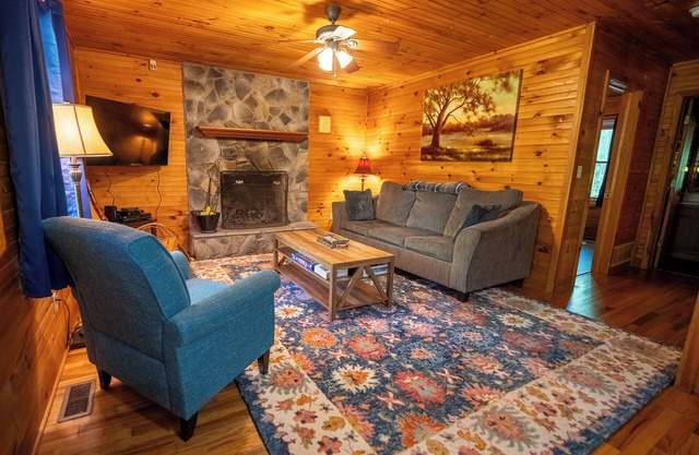 Mountaineer Cabin 1 - Hot Tub & Fireplace close to New River Gorge National Park