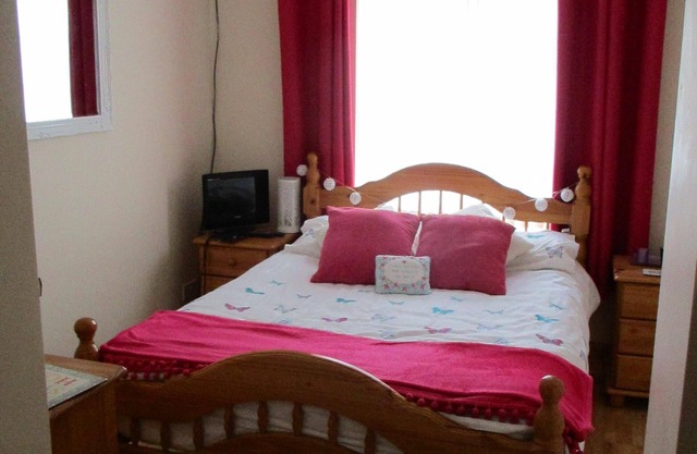 Moville Centre Apartment 2 bedroom cosy with parking