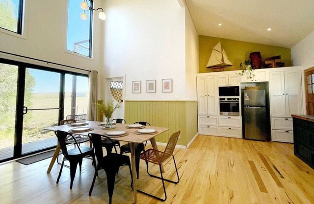 Mr Bass Coastal Cottage w/Farm Views