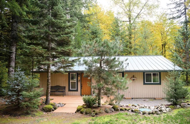Mt. Hood cabin with cozy sounds of Zig Zag River