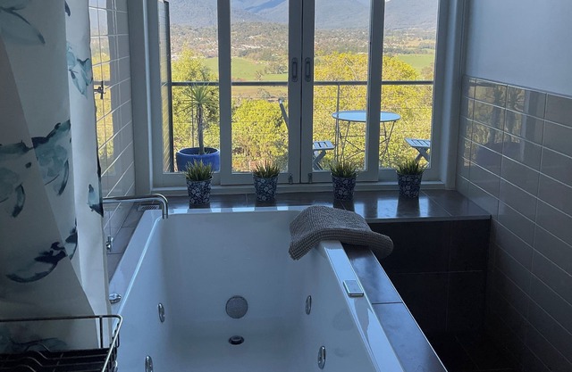 Mt Rael Healesville Suite 1 The Zar - Stunning views & spa