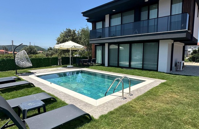 Muğla Karabörtlen Villalar Bölgesinde 2025 yapımı doğa içerisinde havuzlu villa!