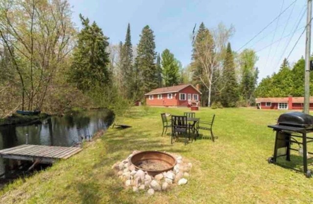 Mud Creek Cottage waterfront acre lot & game-room