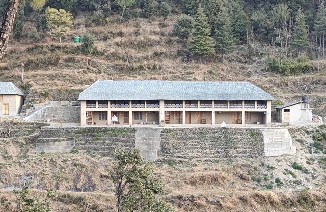 Mudhouse in tranquility and Dhauladhar's wondrous delight