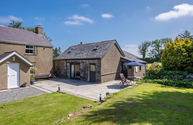 Muriau-Bach | A Cosy Farm Retreat for Two