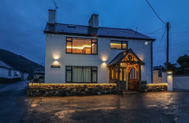 MURMUR Y MOR, family friendly, luxury holiday cottage in Nefyn