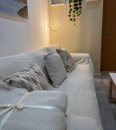 Muy bonito apartamento en Nervión de dos habitaciones y dos baños con patio privado