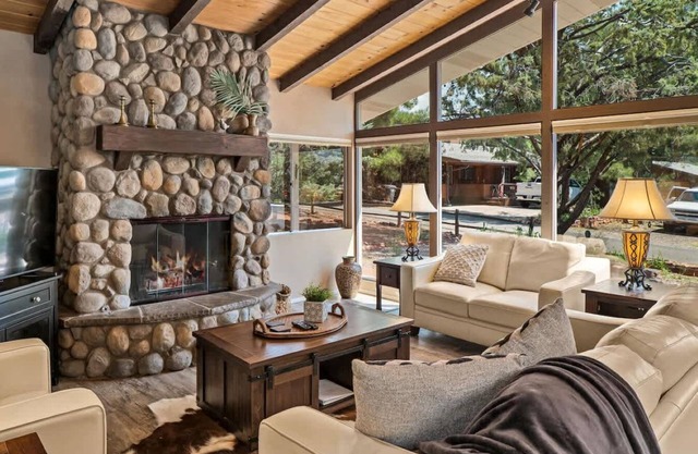 Myrinn – Desert Design w/Hot Tub & Creek Access