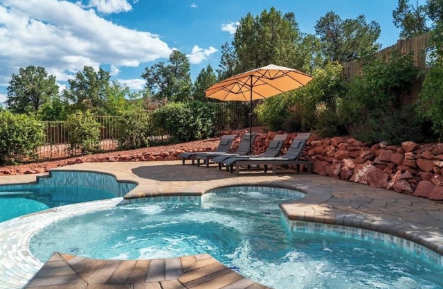 Myrinn – Family Retreat w/View, Pool & Hot Tub