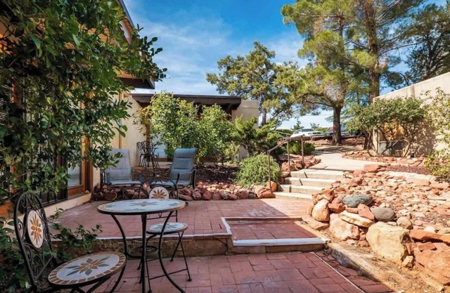 Myrinn – Garden Patio Near Trails & Sunset Park