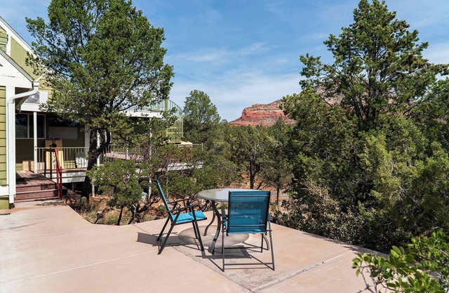 Myrinn – Hilltop Retreat w/Red Rock Views & Deck