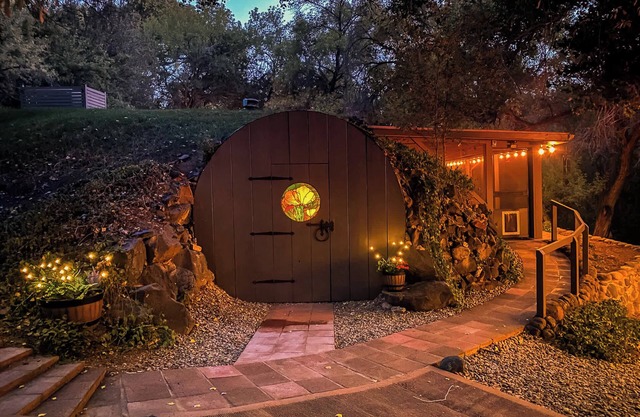 Myrinn-Hobbit Cottage on the Creek! Storybook Stay