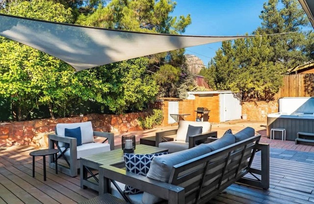 Myrinn - Red Rock Retreat | Patio & Hot Tub