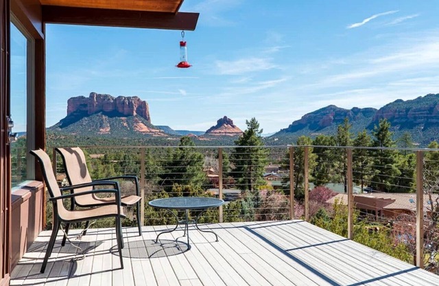 Myrinn – Red Rock Views, Walk to Chapel & Trails