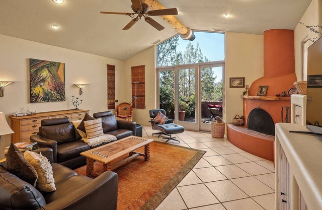 Myrinn – Stargazing Retreat w/Hot Tub & Views
