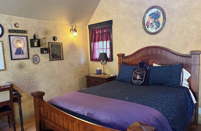 Mystic’s Cottage Queen Cabin Soaking Tub Wi-Fi AC