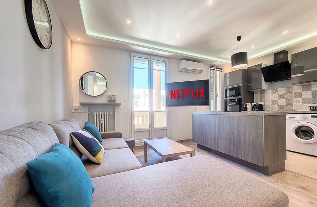N&J - PALAIS HISPANIA - Top floor - Central